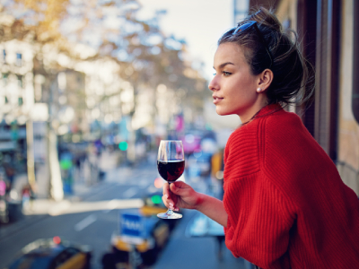 Mulher bebendo vinho